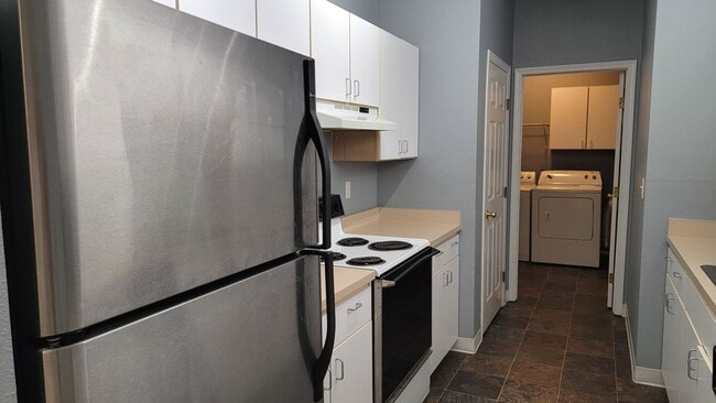 Building Photo - Spacious and turn key ready 2 bedroom apar...