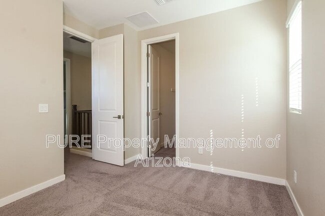 Building Photo - 852 W Park Ave