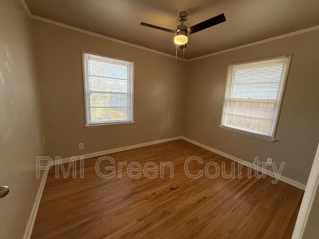 Building Photo - 1127 E 53rd Pl