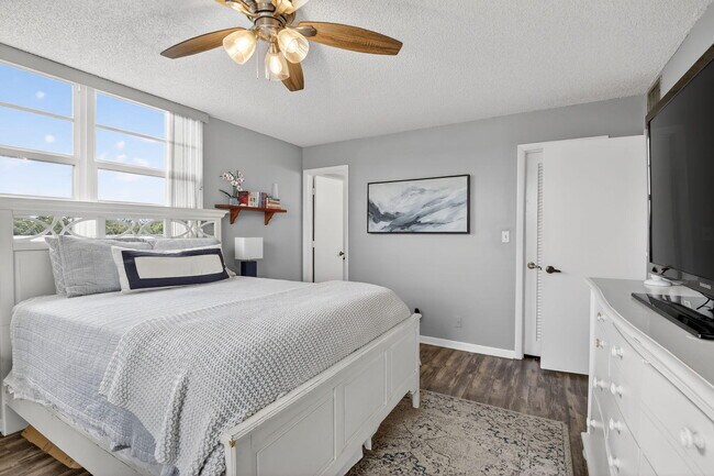 Building Photo - 3001 W Rolling Hills Cir