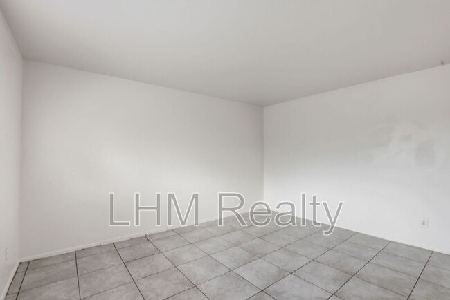 Building Photo - 5321 W Lewis Ave