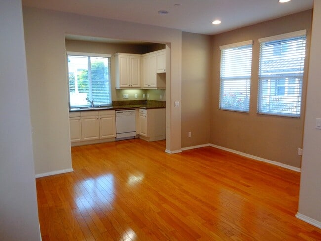 Building Photo - 3 Bed 3 Bath Condo for Rent at the Whittie...