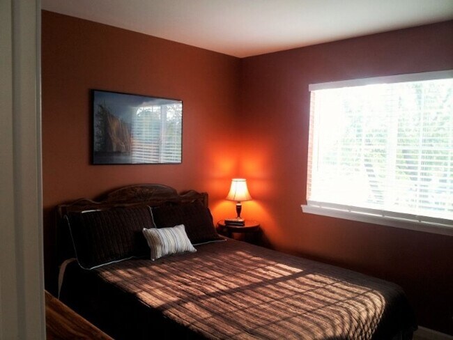 Building Photo - Lakemoor 2 Bedroom 2.5 Condo Coming in June!