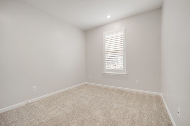 Building Photo - Spacious 5-Bedroom Home with Modern Upgrad...