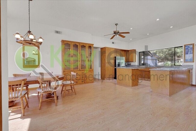 Building Photo - 3556 Mesa Verdes Dr