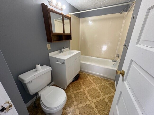 Building Photo - Large 4-Bedroom Home in University Park Near Downtown Akron