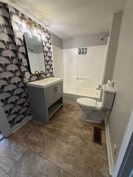 Building Photo - 503 W Collier Ave