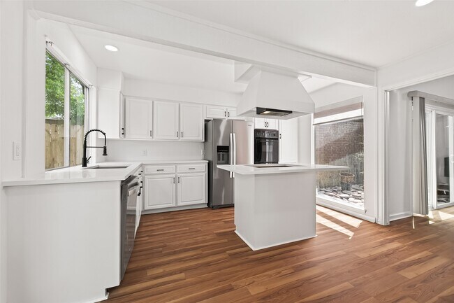 Building Photo - 15903 Hickory Knoll Dr