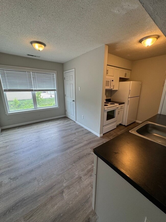 Building Photo - Three Level Condo with Garage