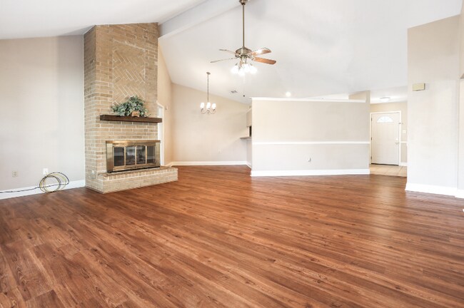 Building Photo - 404 W Lake Catahoula Ct