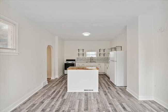 Building Photo - 4039 Vermaas Ave