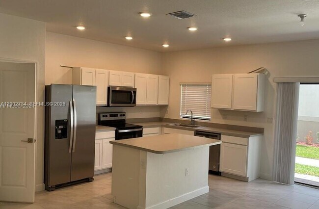 Building Photo - 606 SW 12th St