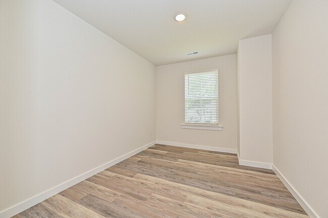 Building Photo - 504 12th Ave NE