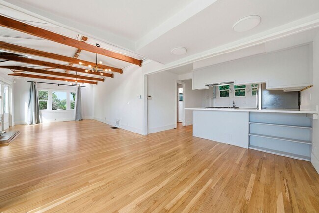 Building Photo - 3 Bed/2.5 Bath Multilevel Home with Amazin...