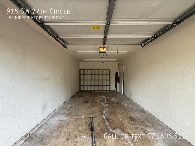 Building Photo - 915 SW 27th Cir