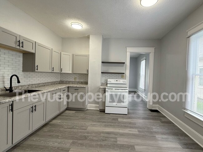 Building Photo - Remodeled 3 Bed, 2 Bath Home with Luxuriou...