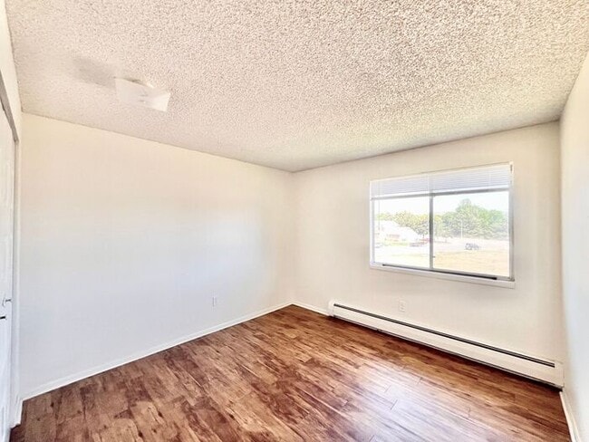 Building Photo - 2 Bed, 1 Bath Apartment!!