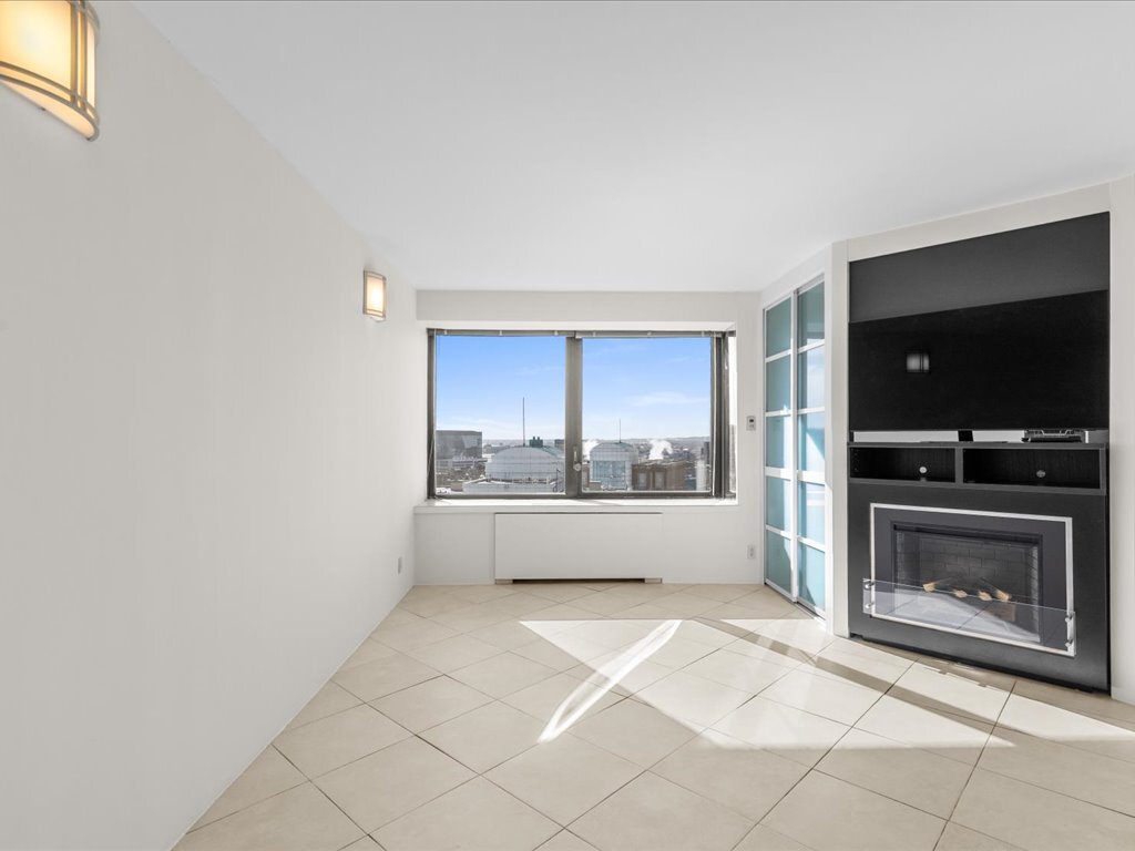 livingroom and fireplace - 65 E India Row