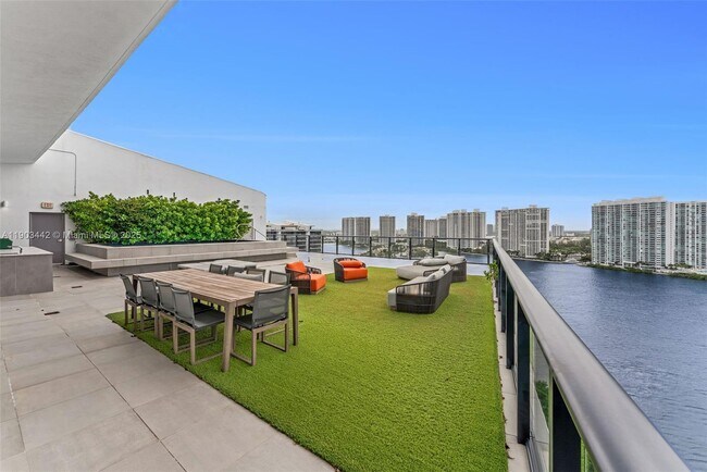 Building Photo - 5500 Island Estates Dr