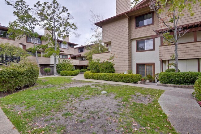 Building Photo - Popular Woodside Commons at Its Finest.