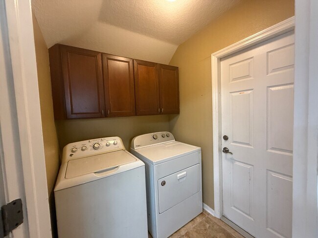 Building Photo - 3004 Downan Point Dr