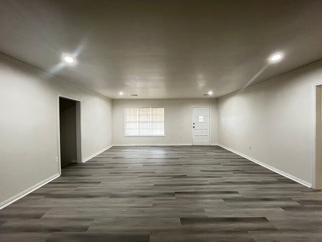 Building Photo - 1204 NW Fort Sill Blvd