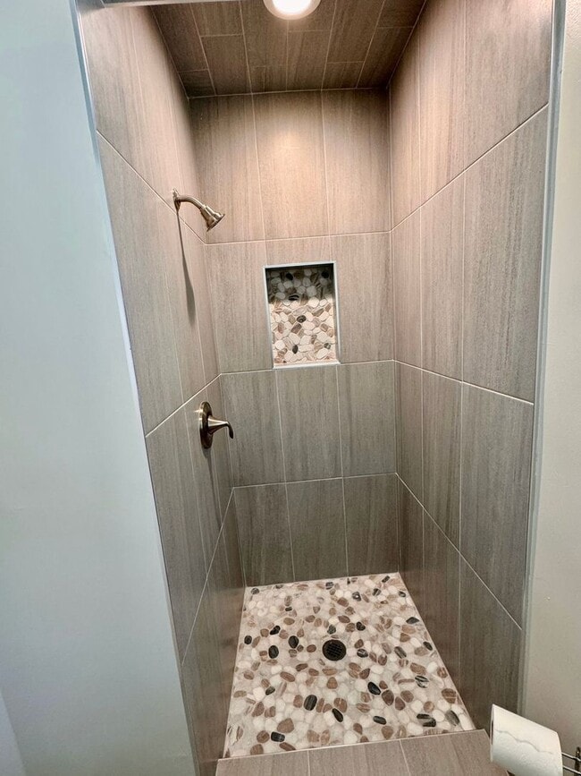 Building Photo - Charming 3 bedroom, 2 bath completely remo...