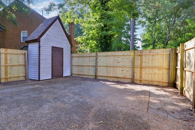 Building Photo - Spacious End-Unit Townhome