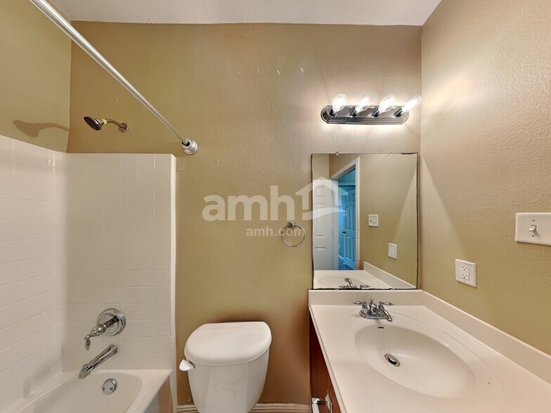 Building Photo - 18505 Sandy Bottom Dr