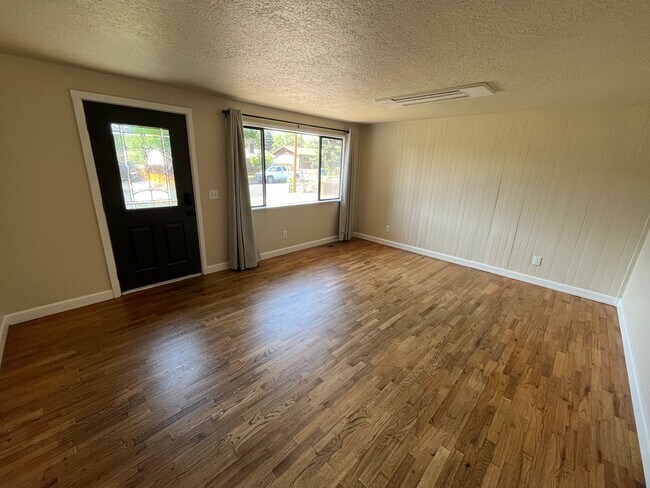 Building Photo - 1302 NE Dempsey Dr