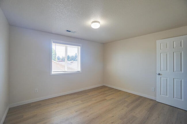 Building Photo - 5201 NE 128th Ave