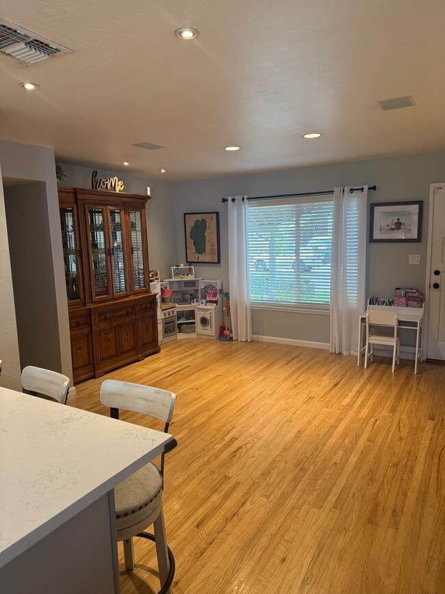 Building Photo - Gorgeous Updated 3 Bedroom in the heart of...