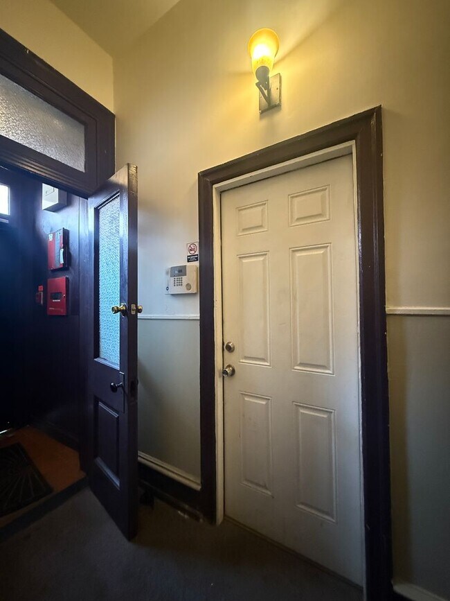 Building Photo - 1828 W Diamond St