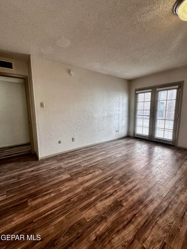 Building Photo - 4433 N Stanton St