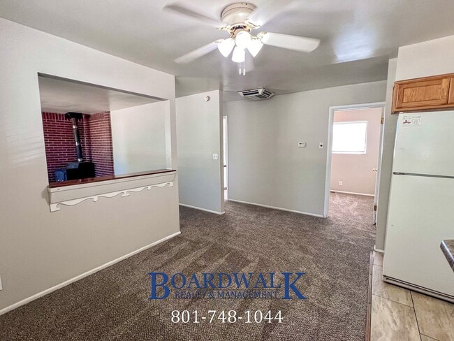 Building Photo - Awesome Sandy 5 Bed 2 Bath House!