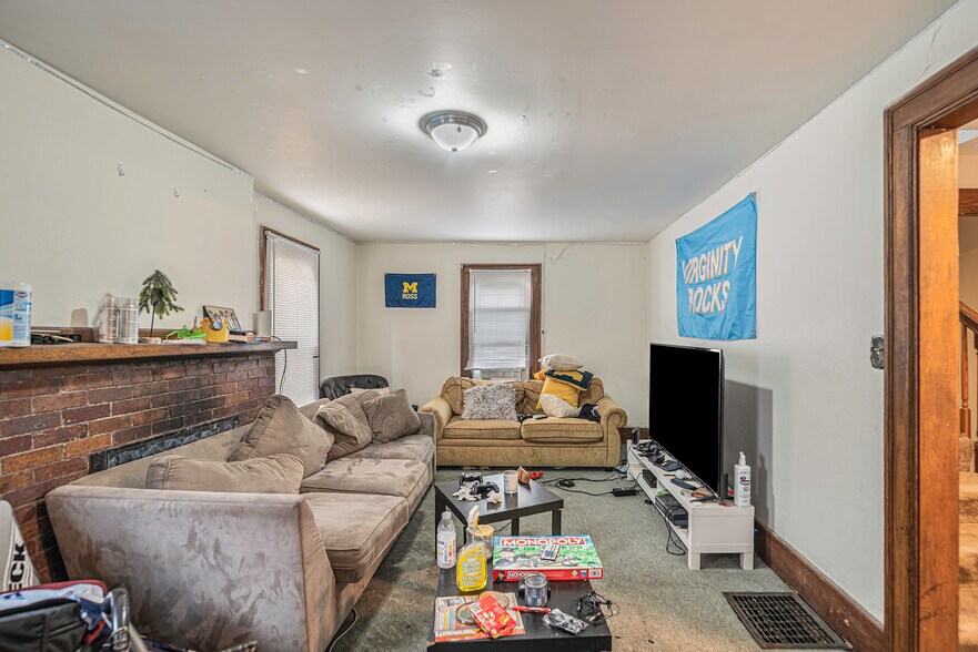 Building Photo - 335 Packard St