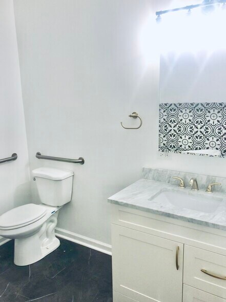 Building Photo - 738 N Clark St