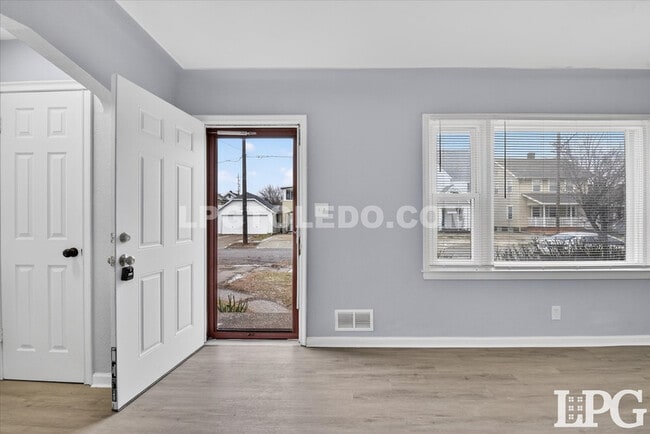 Building Photo - 1665 Burgoyne Dr