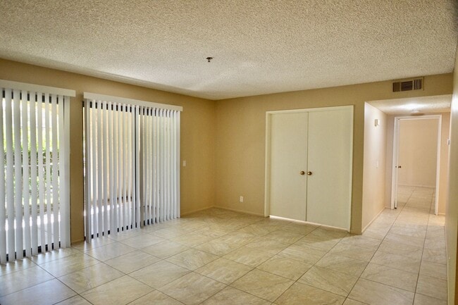Building Photo - 200 E Racquet Club Rd