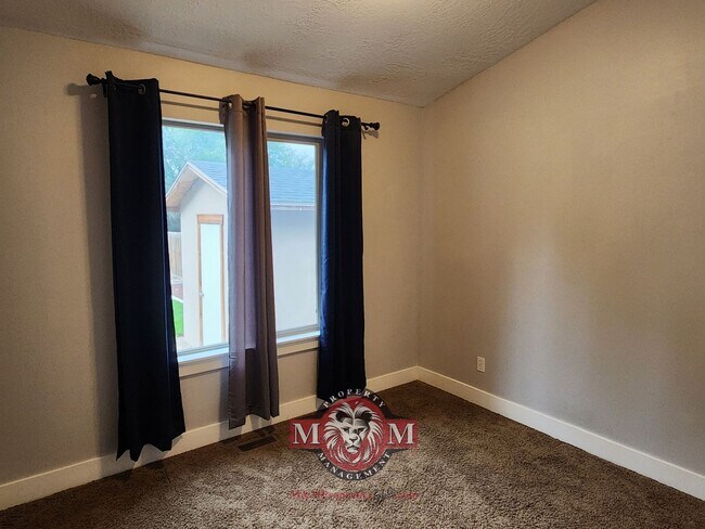 Building Photo - Remodeled 5 Bd Home in Midvale