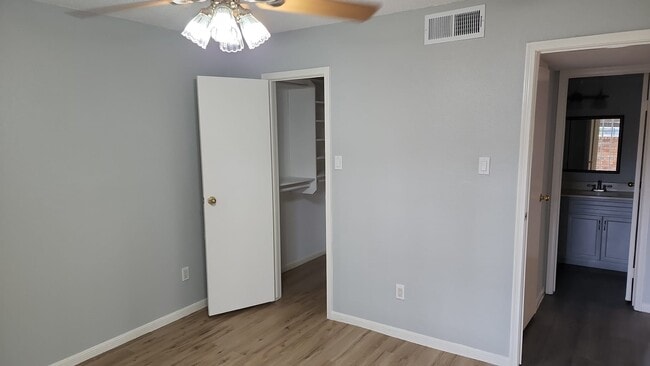 Building Photo - 11201 Lynbrook Dr