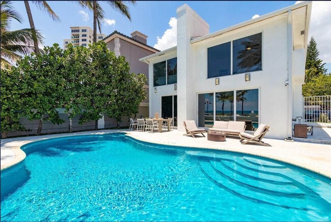 Building Photo - 3350 NE 14th Ct