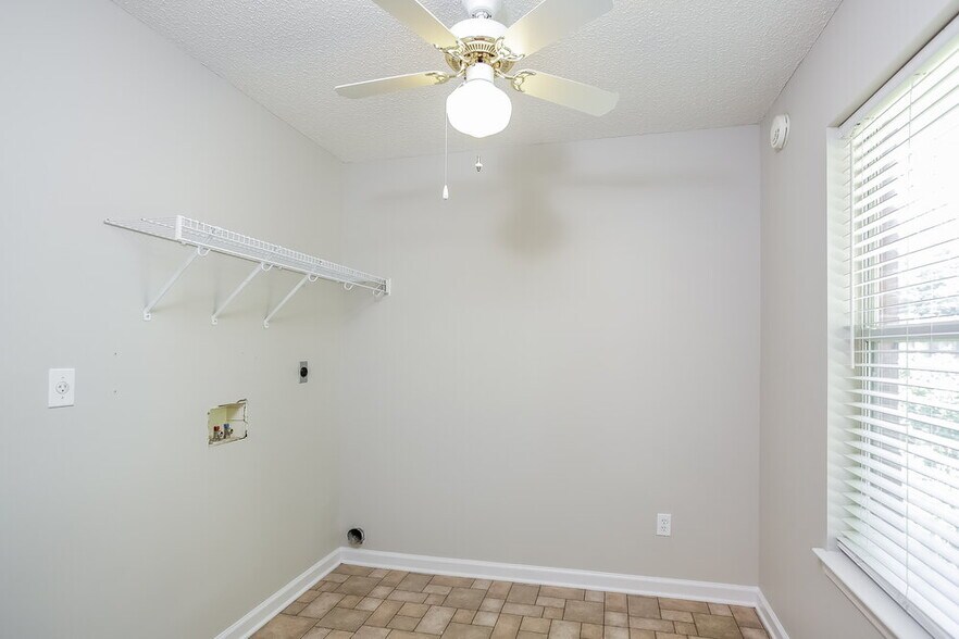 Building Photo - 6399 Sandbourne W