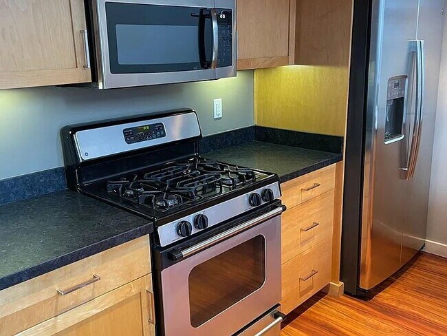 Building Photo - "Charming 1-Bedroom Oasis in the Heart of San Francisco!"