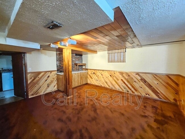 Building Photo - 1017 E Sharp Ave