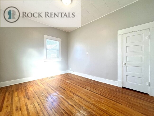 Building Photo - 3 Bed 1 Bath with Car Port