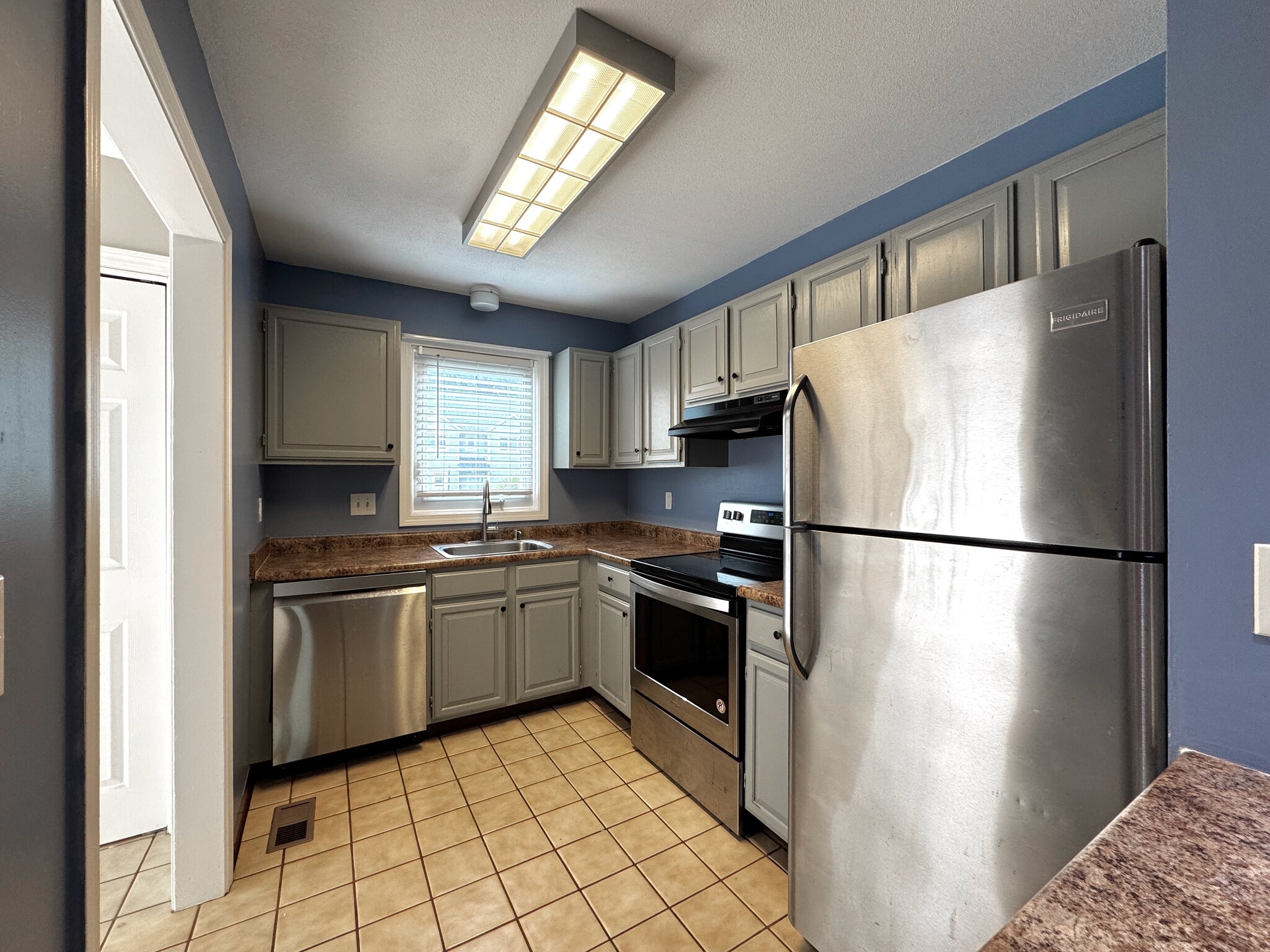 Building Photo - 114 Oak Ridge Dr