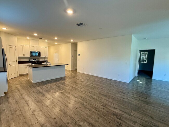 Building Photo - Beautiful 3 bedroom 2 bath w/Pool available in Orland!