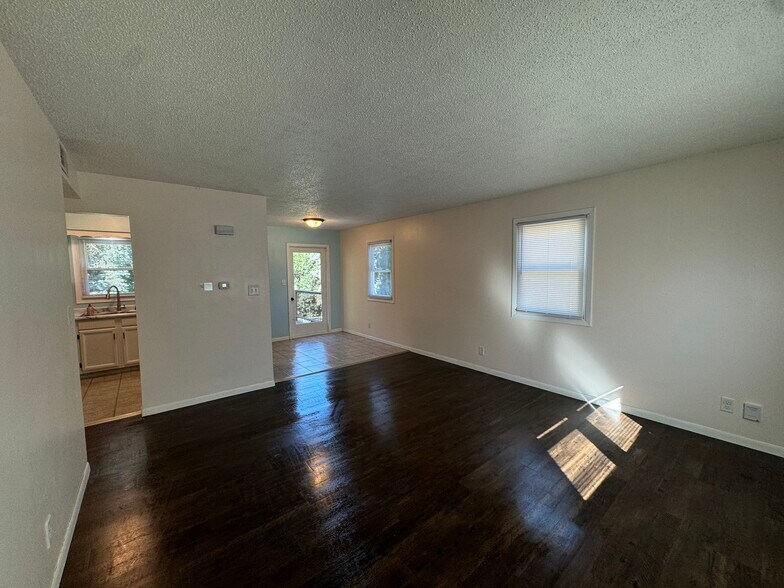 Living area - 205 Wellons Dr