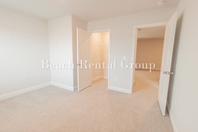 Building Photo - Spacious 3 Bedroom w/Loft, End Unit